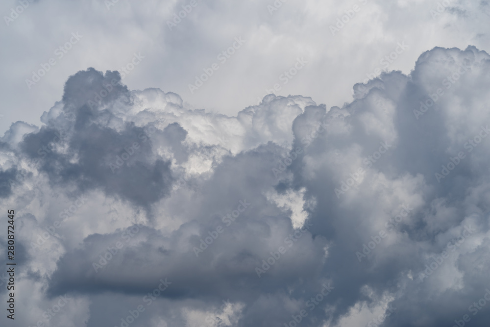 Cumulonimbus calvus, a developing thunderhead cloud