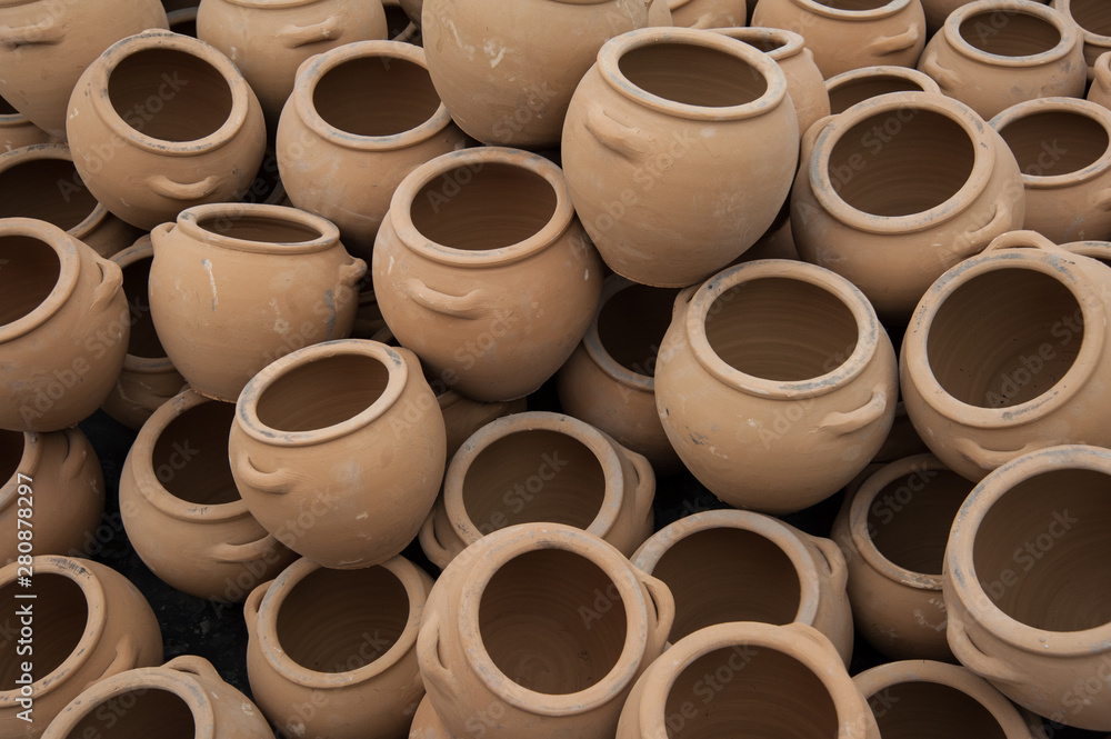 İstiflenmiş seramik çömlekler