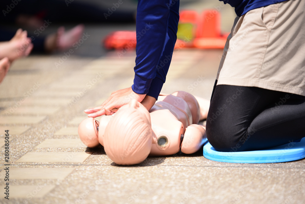 Naklejka premium CPR training