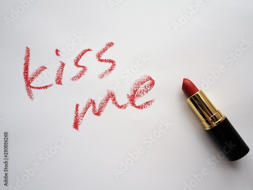 赤い口紅で書かれた 