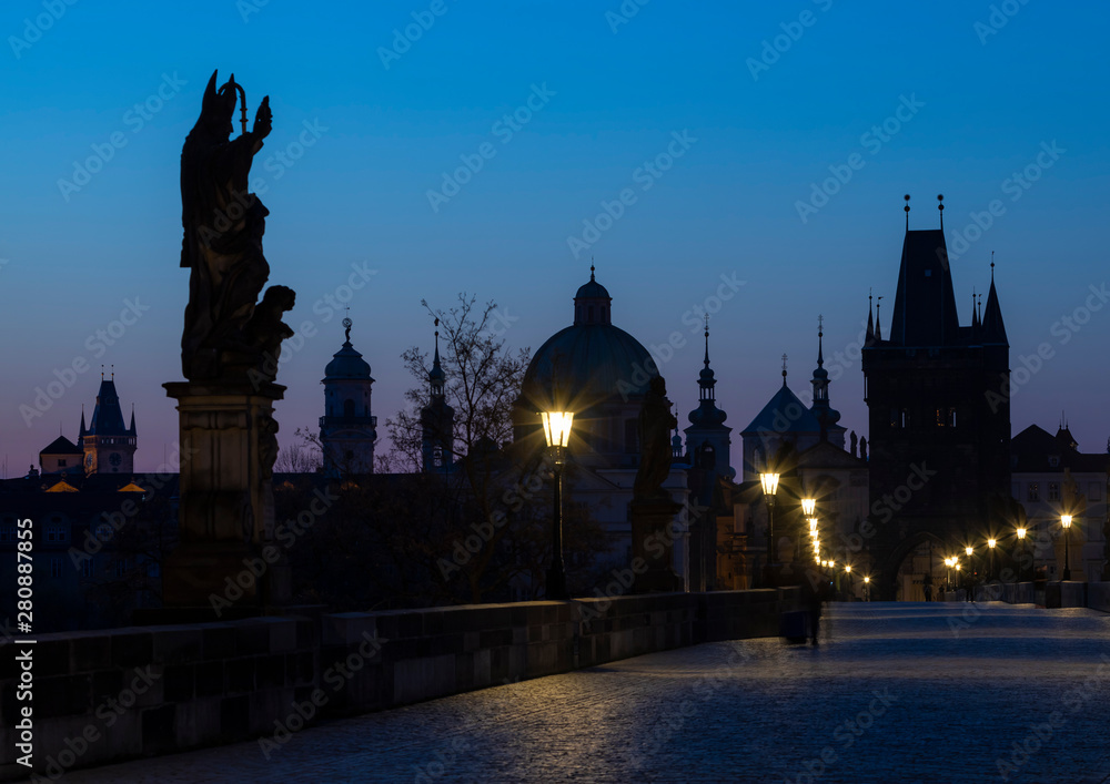 Fototapeta premium Most Karola o wschodzie słońca, Praga, Republika Czeska
