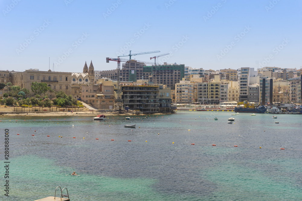 Φωτογραφία View of St julian's bay as seen from across the water at the Independence Garden