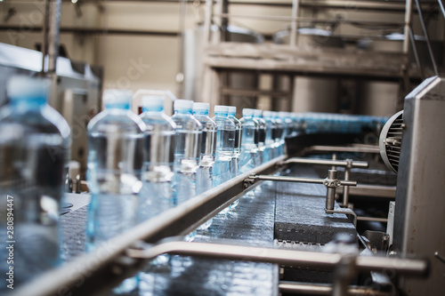 Foto Bottling plant - Water bottling line for processing and bottling pure mineral carbonated water into bottles
