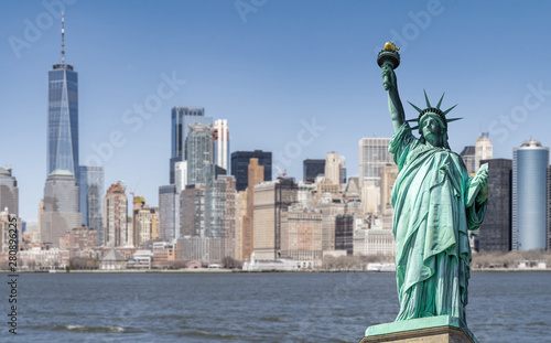 Statue of Liberty manhattan building © vichie81