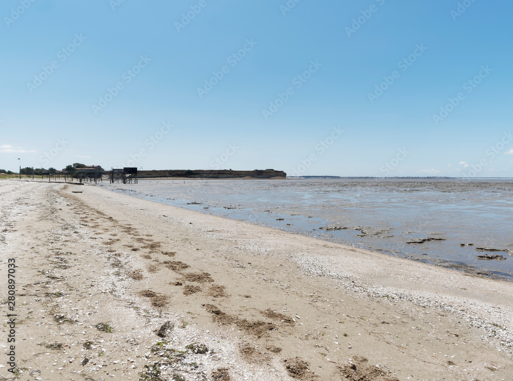 Lagune cotière, marée basse, longue plage et sables des dunes de la réserve naturelle nationale du marais d'Yves entre La Rochelle et Rochefort en  Charente-Maritime