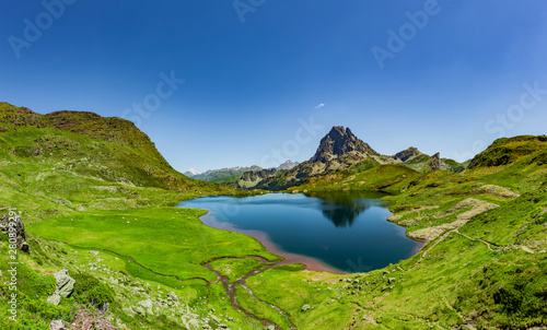 Panorama lacs d’Auyous und Pic d’Ossau in den französischen Pyrenäen National...