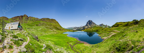 Panorama lacs d’Auyous und Pic d’Ossau in den französischen Pyrenäen National...