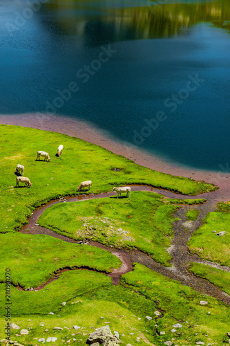 Panorama lacs d’Auyous und Pic d’Ossau in den französischen Pyrenäen National...