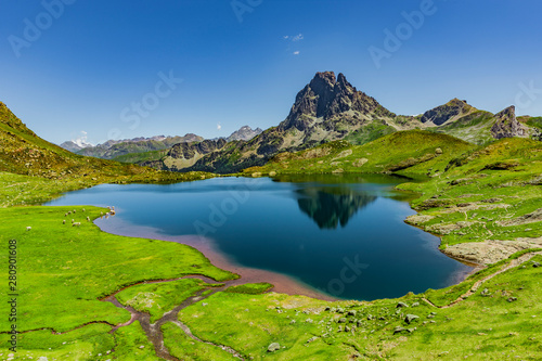 Panorama lacs d’Auyous und Pic d’Ossau in den französischen Pyrenäen National...