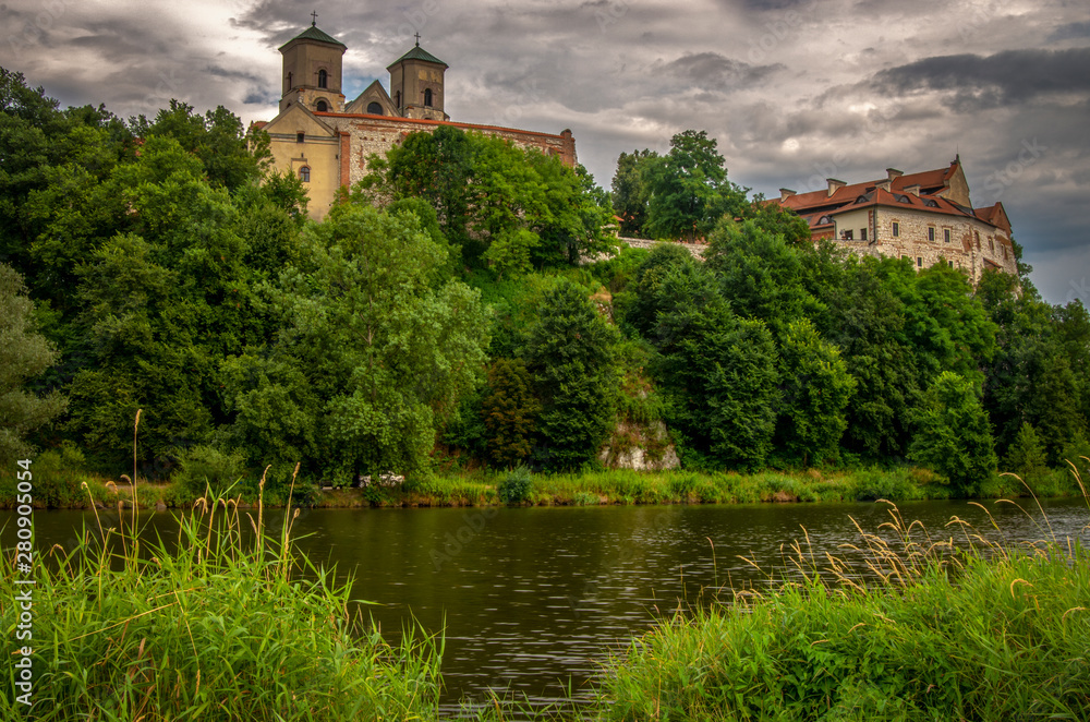 Opactwo benedyktynów w Tyńcu w południowo-zachodniej części Krakowa, Polska.  
