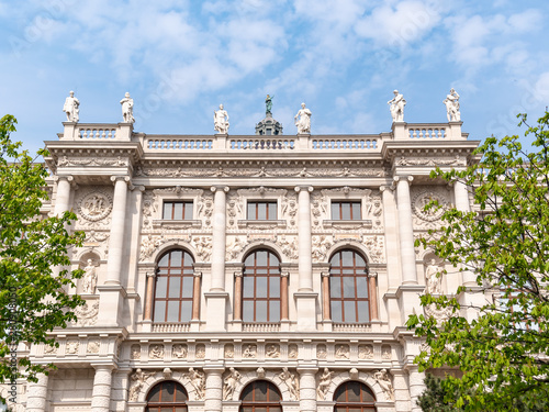 Back of the Kunsthistorisches Museum Wien with personalities from the field of art on the Attica