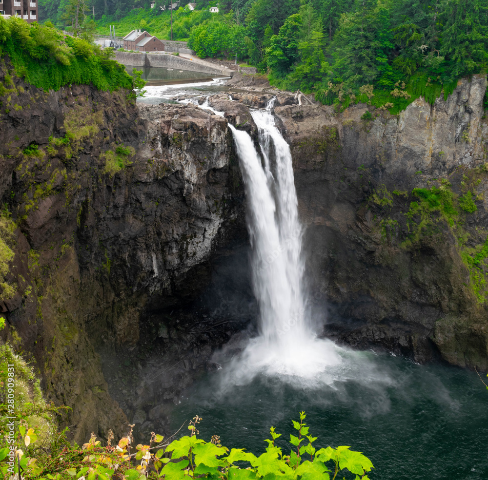Obraz premium Snoqualmie waterfalls in east of Seattle, Washington