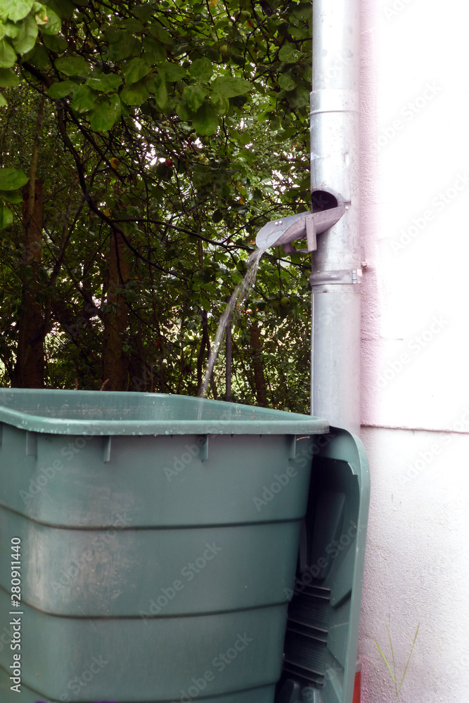Regentonne bekommt Zulauf Stock Photo Adobe Stock