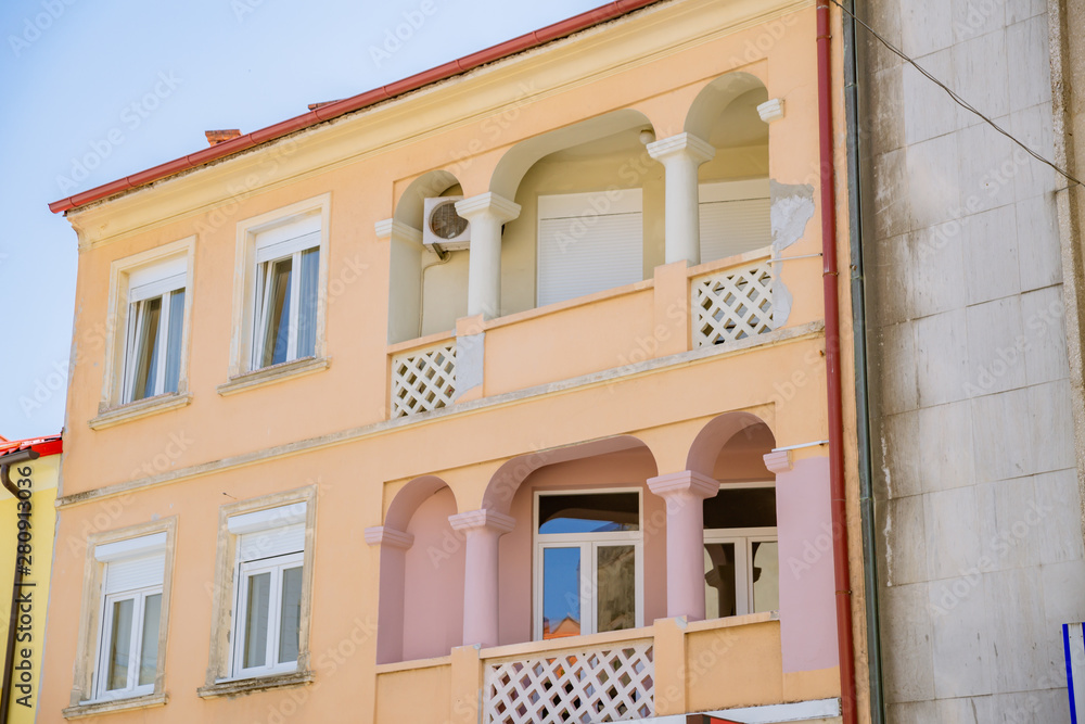 Obraz premium neues Leben eines alten Gebäudes