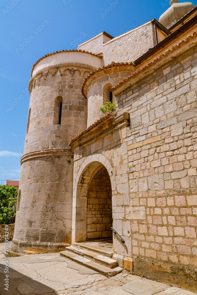 Sicht auf die Kirche in Kroatien