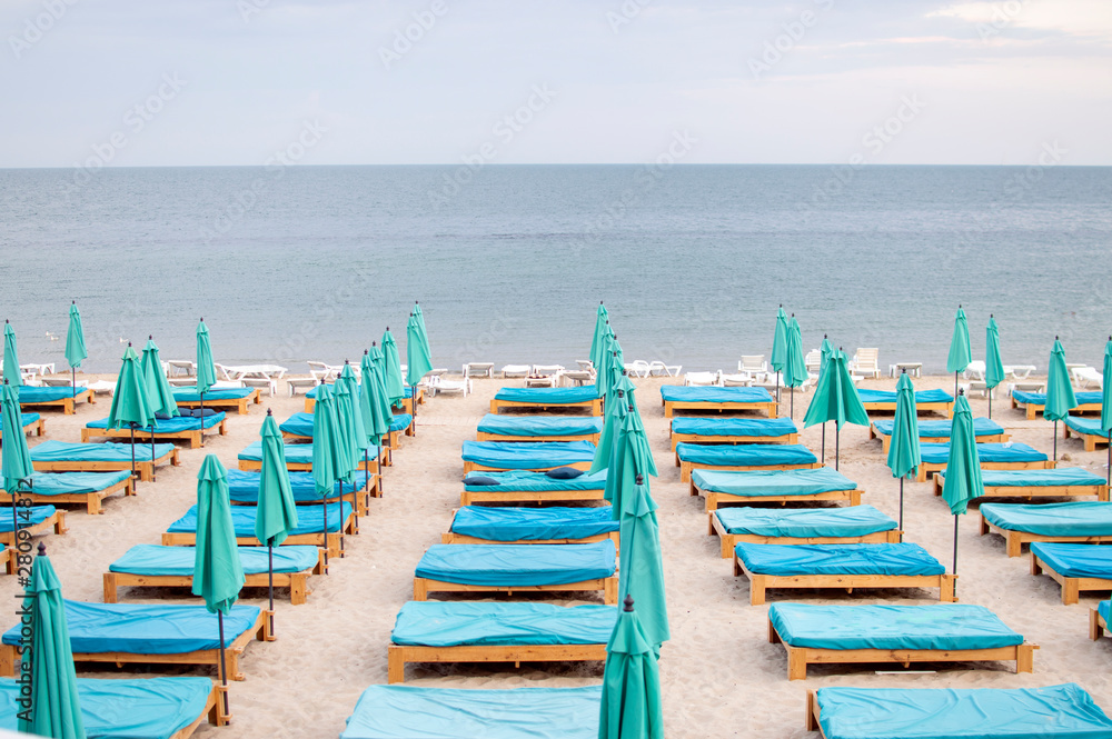 Obraz premium many empty beach beds near the sea, a beach without people, an abandoned resting place
