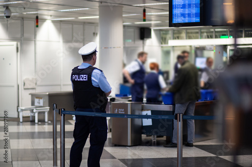 Polizist am Flughafen, Gepäckabfertigung, Kontrolle photo