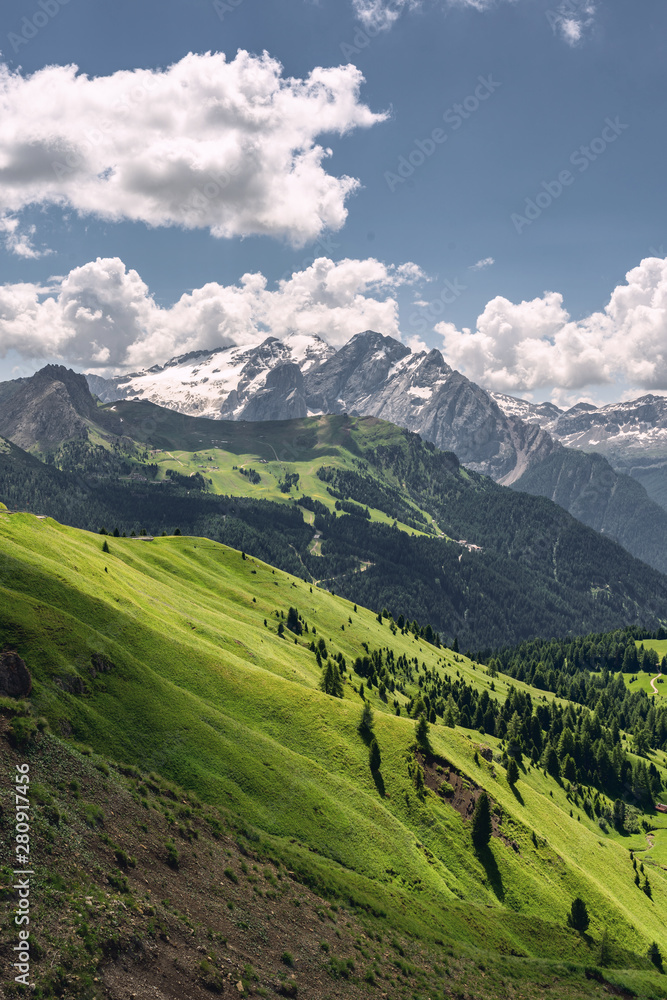 Obraz premium Idyllic Alps with mountain hill under blue sky