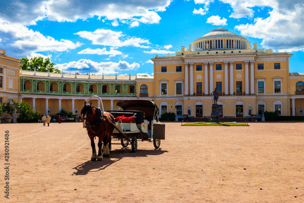 Obraz premium Horse-drawn wagon on the square at the Pavlovsk Palace in Pavlovsk, Russia
