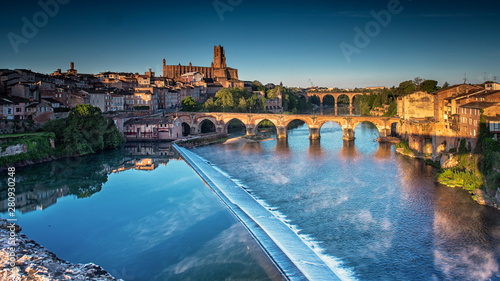 Fototapeta Naklejka Na Ścianę i Meble -  View on the old town of Albi in the morning