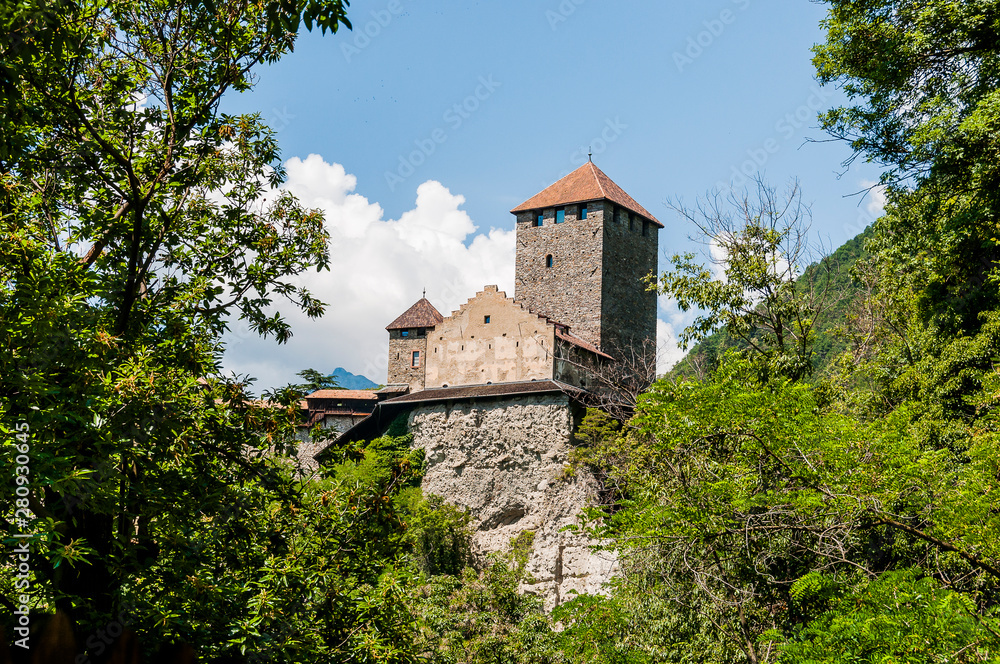 Dorf Tirol, Schloss Tirol, Waalweg, Wanderweg, Weinberge, Vinschgau, Textilgruppe, Südtirol, Sommer, Italien