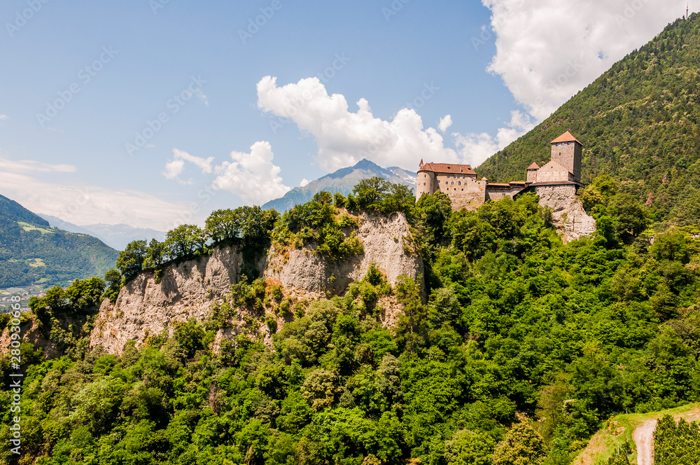 Fototapeta Dorf Tirol, Schloss, Texelgruppe, Waalweg, Wanderweg, Weinberge, Obstbäume, Vinschgau, Südtirol, Sommer, Italien