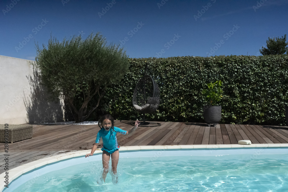 Fille de 7 ans sautant dans la piscine