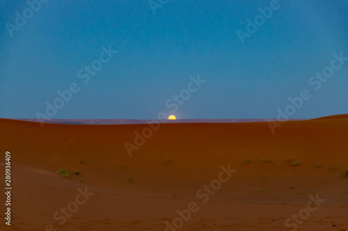 La Luna sorge nel deserto