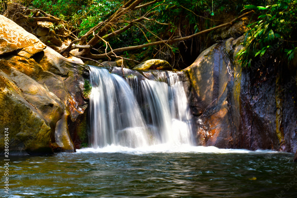 Obraz premium Cascada en bosque tropical con efecto seda