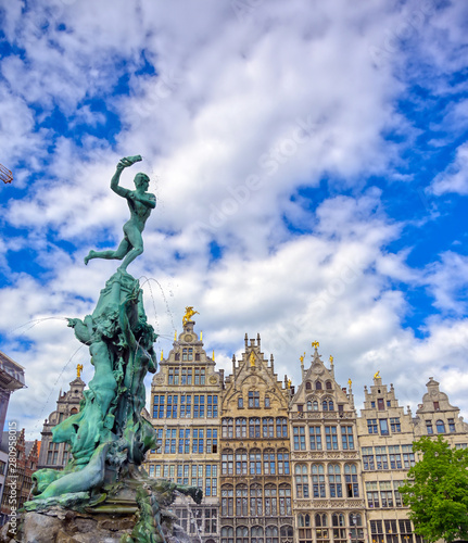 Obraz na płótnie The Brabo Fountain located in the Grote Markt (Main Square) of Antwerp (Antwerpen), Belgium. w salonie