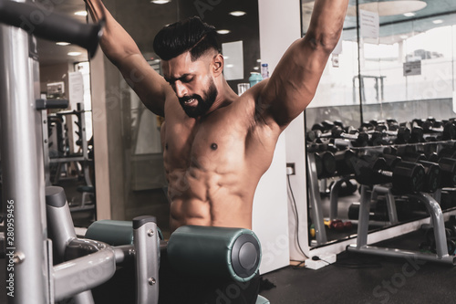 Εκτύπωση καμβά Fit man on lat pulldown machine at the health club