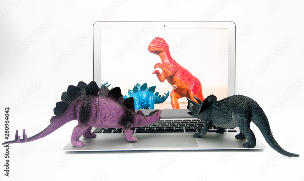 Fototapeta premium zabawki dinozaurów oglądające film o dinozaurach