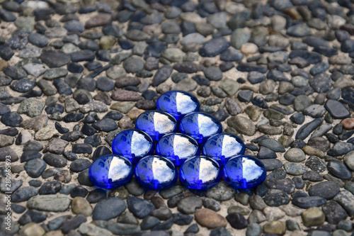 Φωτογραφία Blue triangle on pebblestone background
