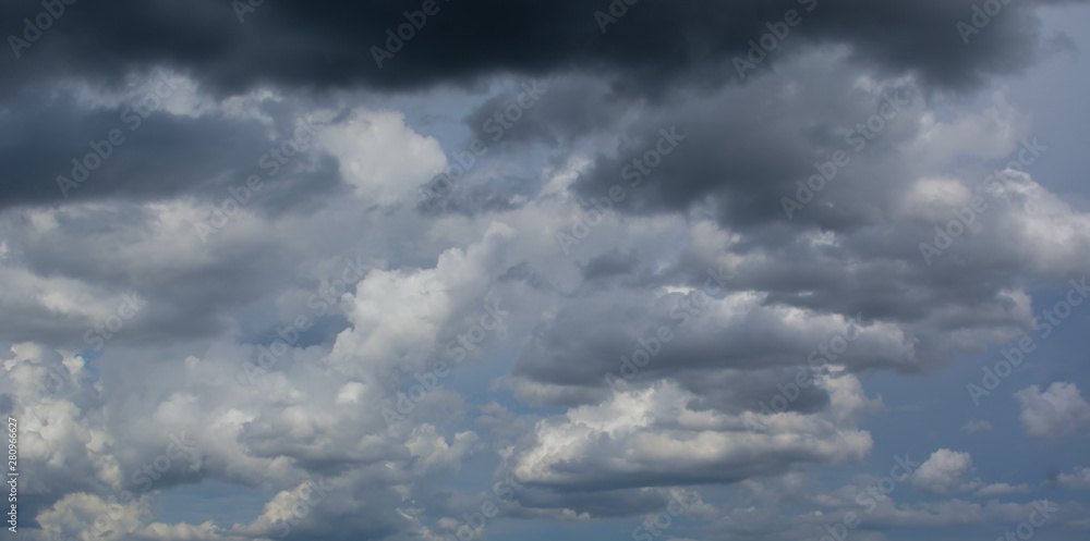 Fototapeta premium Dark clouds in the sky are signs of rain.