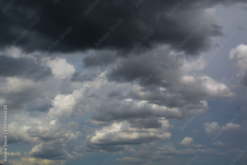 Obraz premium Dark clouds in the sky are signs of rain.
