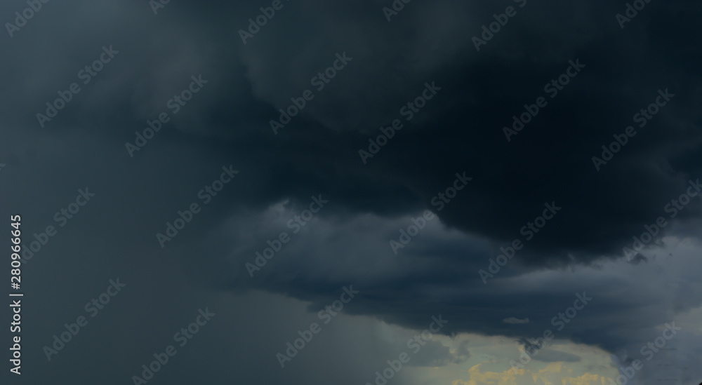 Obraz premium Dark clouds in the sky are signs of rain.