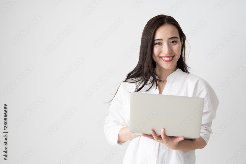 女性 パソコン 白バック 女性 パソコン 白バック