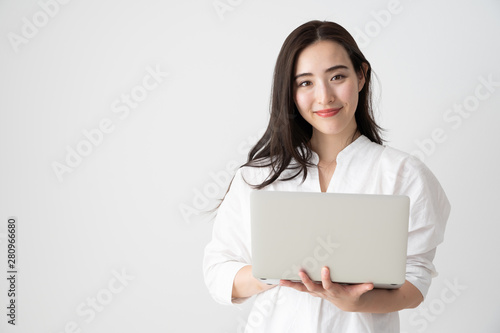 女性 パソコン 白バック