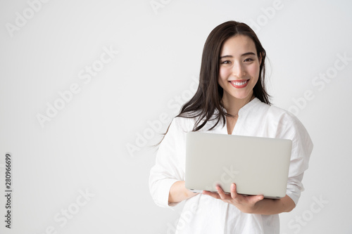 女性 パソコン 白バック