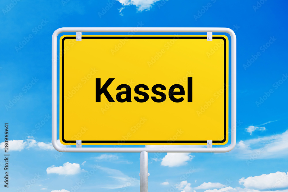 Stadt Kassel. Gelbes Schild, Ortsschild, Ortseingangsschild. Himmel mit Wolken.