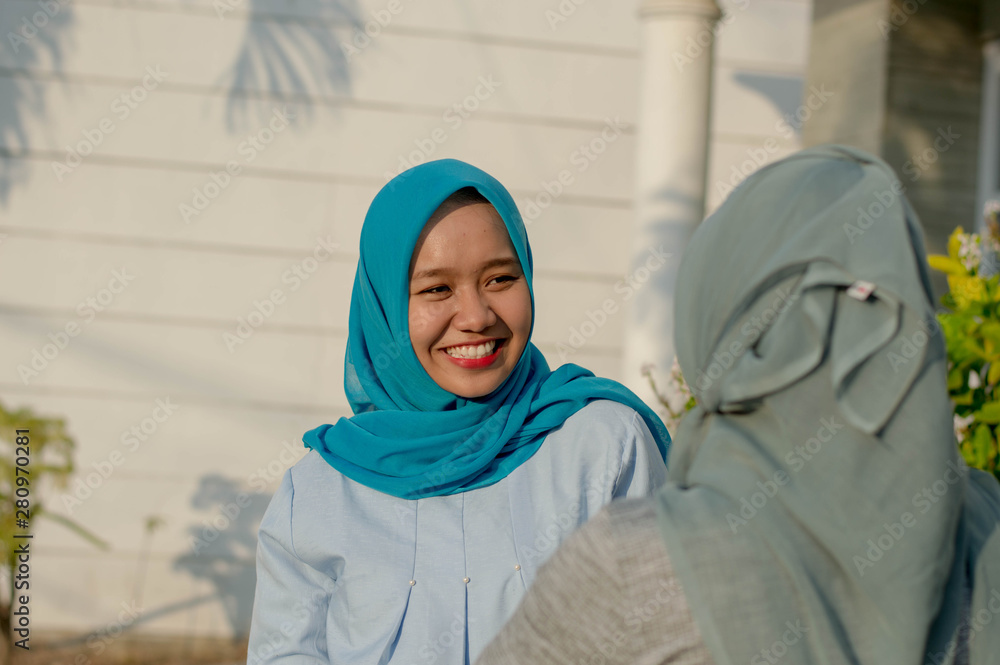 Φωτογραφία portrait of woman wearing blue hijab having conversation with her neighbors in f