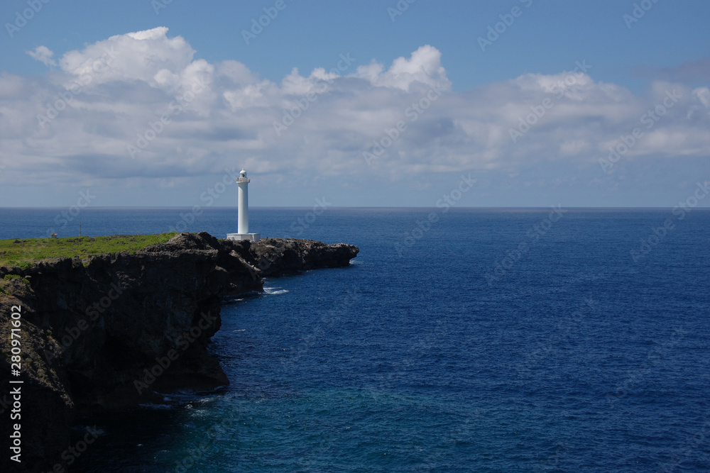 青い海と岬の灯台