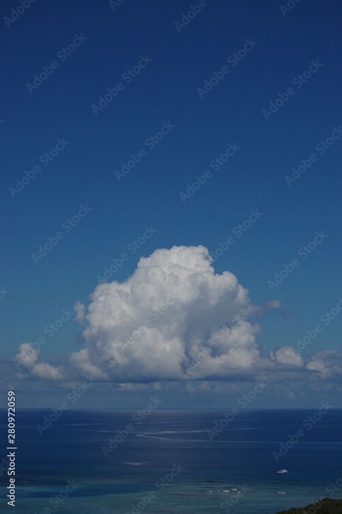 南国沖縄の綺麗な海と入道雲 南国沖縄の綺麗な海と入道雲
