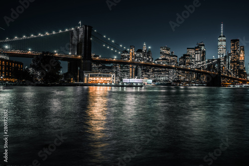 Fototapeta Naklejka Na Ścianę i Meble -  Waterfront Brooklyn with iconic Brooklyn Bridge and downtown Manhattan during the evening