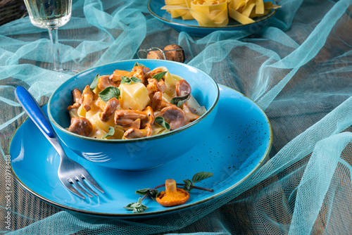 Foto pappardelle with cheese sauce and fresh chanterelles