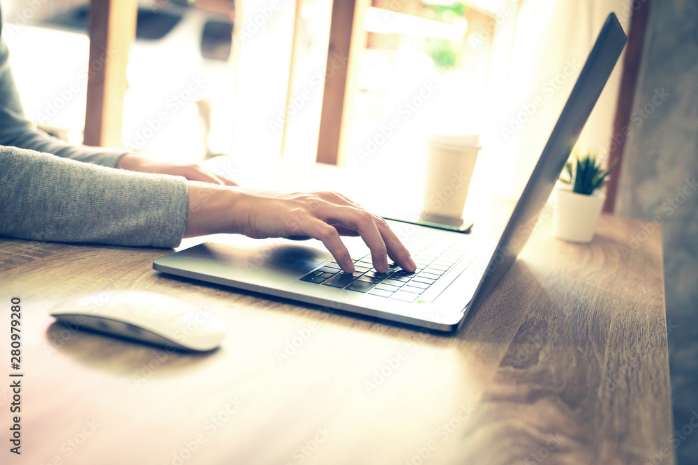 Fototapeta premium azjatycka kobieta za pomocą laptopa zrobić aktywność online na drewnianym stole w biurze domowym.