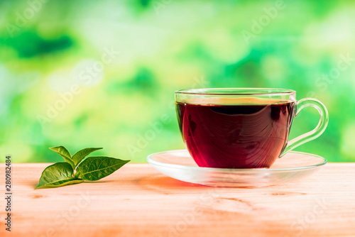 Quadro su tela glass of tea on green background