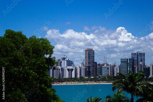 Trees, sea, sky and buildings © Ricck Oliveira