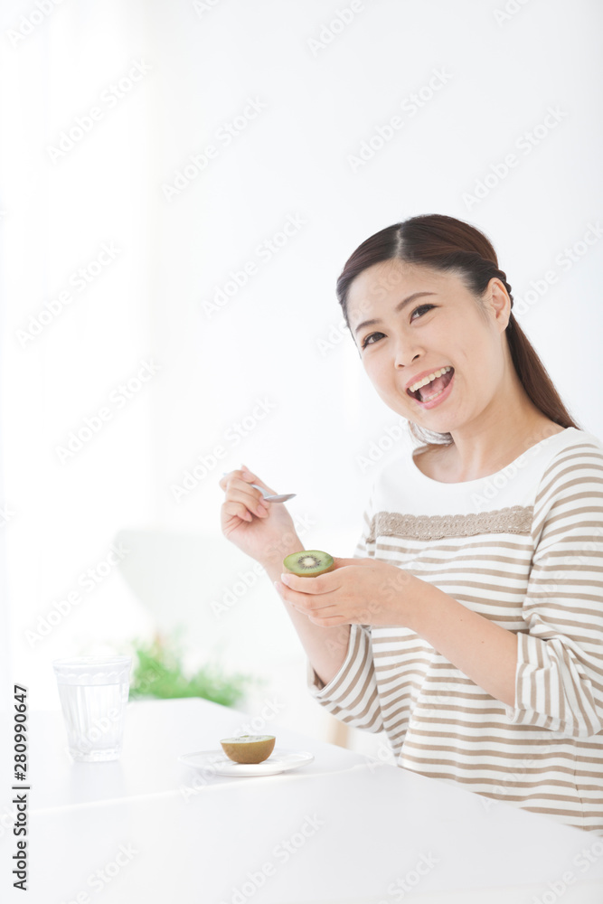 キウイフルーツを食べる女性 キウイフルーツを食べる女性
