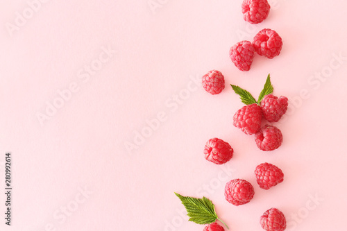 Murais de parede Sweet ripe raspberry on color background
